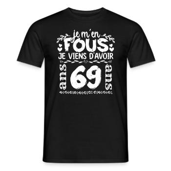 Anniversaire 69 ans | Je m'en fous j'ai 69 ans - T-shirt homme - noir - Devant - AI Model Male 178 light (178cm)