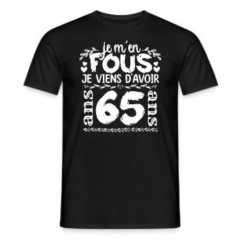 Anniversaire 65 ans | Je m'en fous j'ai 65 ans - T-shirt homme - noir - Devant - AI Model Male 178 light (178cm)