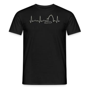 Fischer fischt vom Boot. Herz. Liebe. Ekg. Impuls - Männer T-Shirt - Schwarz - Vorne - AI Model Male 178 light (178cm)