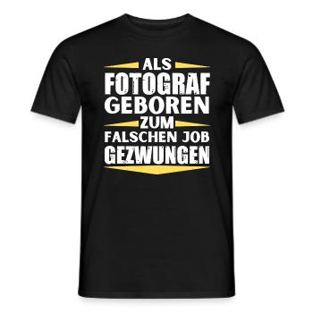 Fotograf im falschen Job gelandet - Männer T-Shirt - Schwarz - Vorne - AI Model Male 178 light (178cm)