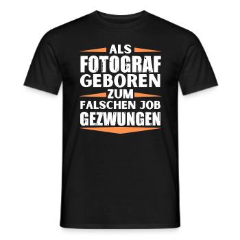 Fotograf im falschen Job gelandet - Männer T-Shirt - Schwarz - Vorne - AI Model Male 178 light (178cm)