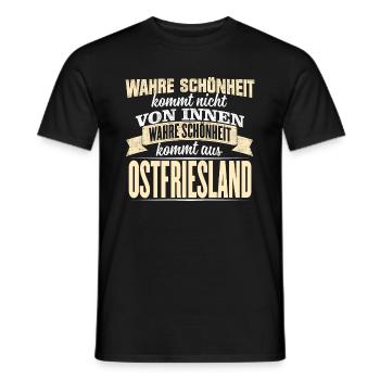 OSTFRIESLAND - Schönheit - Männer T-Shirt - Schwarz - Vorne - AI Model Male 178 light (178cm)