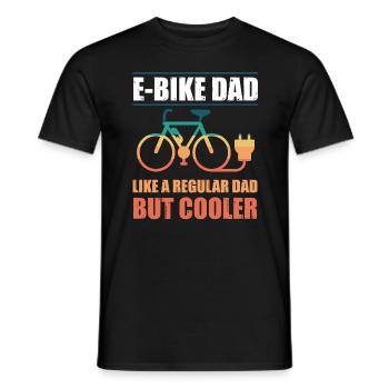 E Bike Dad wie ein normaler Papa, aber cooler - Männer T-Shirt - Schwarz - Vorne - AI Model Male 178 light (178cm)
