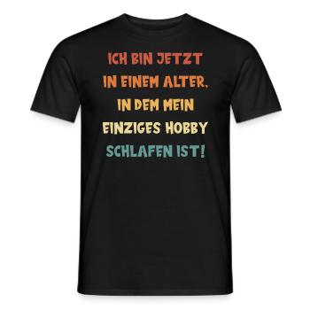 BIN IN EINEM ALTER ... HOBBY SCHLAFEN retro sunset - Männer T-Shirt - Schwarz - Vorne - AI Model Male 178 light (178cm)