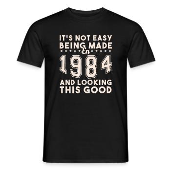 Hergestellt im Jahr 1984 und sieht so gut aus - Männer T-Shirt - Schwarz - Vorne - AI Model Male 178 light (178cm)