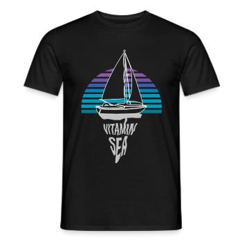 Vitamin Meer Sonnenuntergang Segler Segelboot Sege - Männer T-Shirt - Schwarz - Vorne - AI Model Male 178 light (178cm)