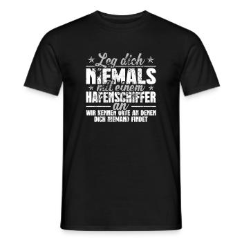 Hafenschiffer Wir kennen Orte Bootsbauer - Männer T-Shirt - Schwarz - Vorne - AI Model Male 178 light (178cm)