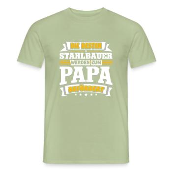 Stahlbauer werden zum Papa befördert - Männer T-Shirt - Sage - Vorne - AI Model Male 178 light (178cm)