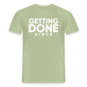Getting It Done Seit, fügen Sie Ihr eigenes Datum hinzu! - Männer T-Shirt - Sage - Vorne - AI Model Male 178 light (178cm)