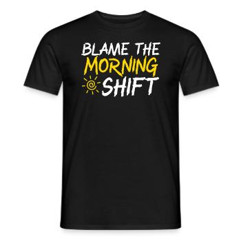 Beschuldigen Sie den Mitarbeiter der Morgenschicht Graveyard Shift - Männer T-Shirt - Schwarz - Vorne - AI Model Male 178 light (178cm)