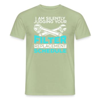 Juger silencieusement votre calendrier de remplacement de filtre - T-shirt homme - vert sauge - Devant - AI Model Male 178 light (178cm)