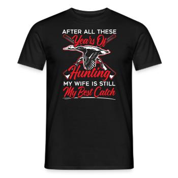 Meine Frau ist immer noch mein bester Fang Wasservogeljagd - Männer T-Shirt - Schwarz - Vorne - AI Model Male 178 light (178cm)
