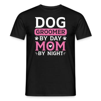 Hundefriseur bei Tag Mama bei Nacht Mütter Tag - Männer T-Shirt - Schwarz - Vorne - AI Model Male 178 light (178cm)
