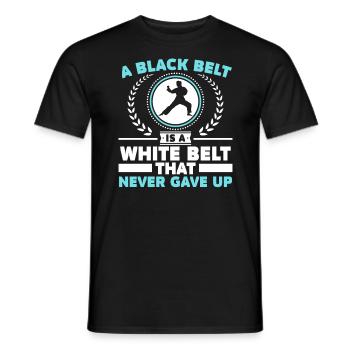 Ein schwarzer Gürtel ist ein weißer Gürtel, der nie aufgegeben hat - Männer T-Shirt - Schwarz - Vorne - AI Model Male 178 light (178cm)