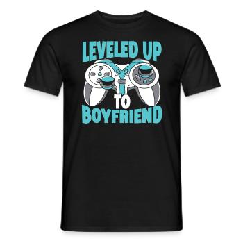 Leveled Up To Boyfriend Couple Valentinstag - Männer T-Shirt - Schwarz - Vorne - AI Model Male 178 light (178cm)