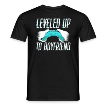 Leveled Up To Boyfriend Couple Valentinstag - Männer T-Shirt - Schwarz - Vorne - AI Model Male 178 light (178cm)