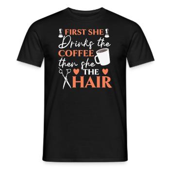 D’abord, elle boit le café, puis elle se coiffe - T-shirt homme - noir - Devant - AI Model Male 178 light (178cm)