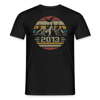 Geboren im Jahr 2013 Original Retro 2013 Geburtstagsgeschenk - Männer T-Shirt - Schwarz - Vorne - AI Model Male 178 light (178cm)