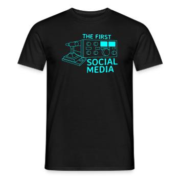 First Social Media Funkliebhaber Amateur - Men's T-Shirt - black - Front - AI Model Male 178 light (178cm)