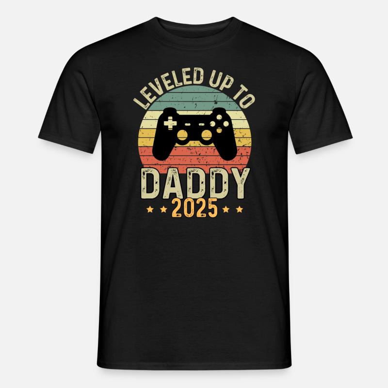 Leveled Up To Daddy 2025 - Männer T-Shirt - Schwarz