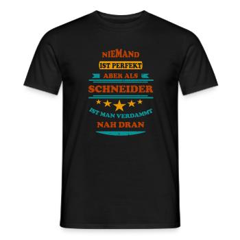 Niemand ist perfekt Schneider Retro - Männer T-Shirt - Schwarz - Vorne - AI Model Male 178 light (178cm)