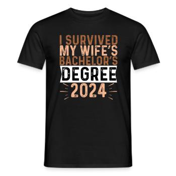 I Survived My Wife's Bachelor's Degree 2024 - Männer T-Shirt - Schwarz - Vorne - AI Model Male 178 light (178cm)