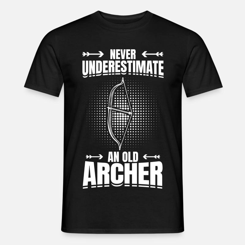 Never Underestimate An Old Archer - Männer T-Shirt - Schwarz