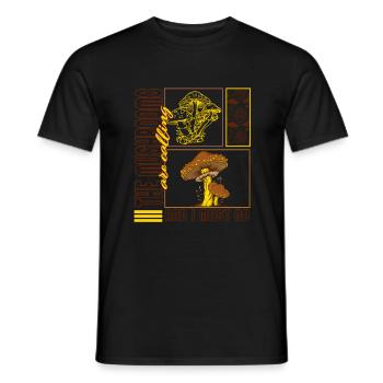 Pilz-Shirt, Die Pilze rufen, lustig - Männer T-Shirt - Schwarz - Vorne - AI Model Male 178 light (178cm)