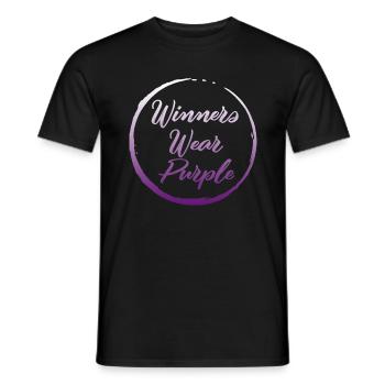 Chemise de camping, les gagnants portent un tee-shirt violet, vacances - T-shirt homme - noir - Devant - AI Model Male 178 light (178cm)