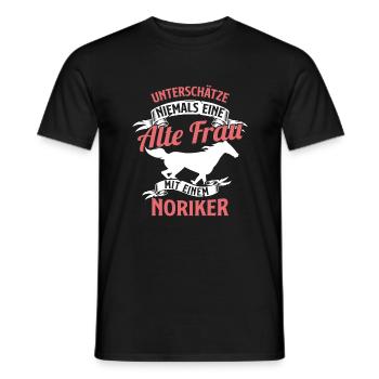 Unterschätze Niemals Alte Frau Noriker Reiterin - Männer T-Shirt - Schwarz - Vorne - AI Model Male 178 light (178cm)