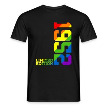 LGBTQ 1952 REGENBOGEN QUEER 74. GEBURTSTAG PRIDE - Männer T-Shirt - Schwarz - Vorne - AI Model Male 178 light (178cm)