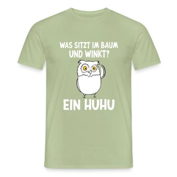 Was sitzt im Baum und winkt? Ein HUHU - Männer T-Shirt - Sage - Vorne - AI Model Male 178 light (178cm)