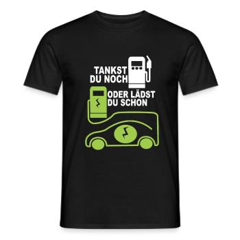 Lustiges Elektro Tankstelle Auto Bild mit Spruch. - Männer T-Shirt - Schwarz - Vorne - AI Model Male 178 light (178cm)