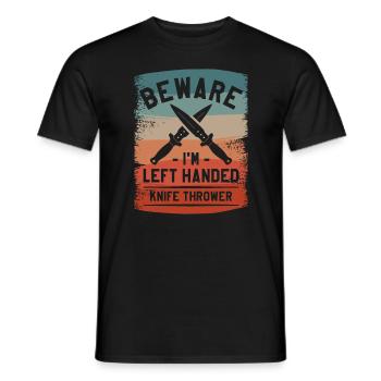 Vorsicht, ich bin linkshändiger Messerwerfer linkshändig - Männer T-Shirt - Schwarz - Vorne - AI Model Male 178 light (178cm)