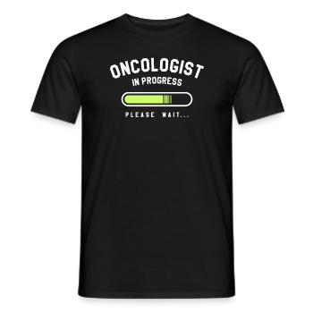 Onkologe in Bearbeitung Bitte warten Onkologie - Männer T-Shirt - Schwarz - Vorne - AI Model Male 178 light (178cm)