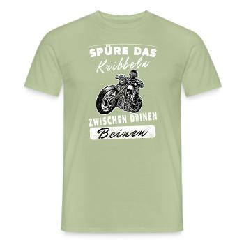 Spüre das Kribbeln zwischen deinen Beinen Motorrad - Männer T-Shirt - Sage - Vorne - AI Model Male 178 light (178cm)