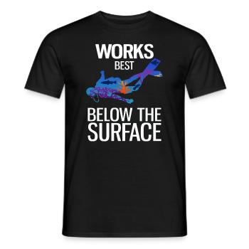 Works Best Below The Surface Taucher Scuba - Männer T-Shirt - Schwarz - Vorne - AI Model Male 178 light (178cm)