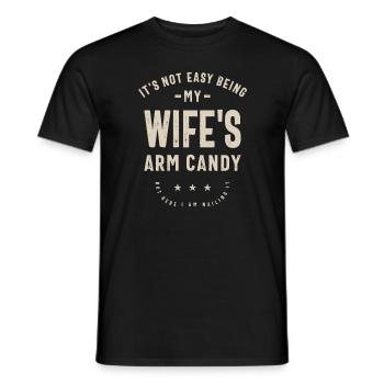 Es ist nicht einfach, der Arm meiner Frau zu sein Süßigkeiten - lustig - Männer T-Shirt - Schwarz - Vorne - AI Model Male 178 light (178cm)