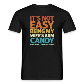 Es ist nicht leicht, der Arm meiner Frau zu sein Süßigkeiten - Sarkasmus - Männer T-Shirt - Schwarz - Vorne - AI Model Male 178 light (178cm)