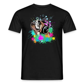 Englische Bulldogge mit Kopfhörern - Männer T-Shirt - Schwarz - Vorne - AI Model Male 178 light (178cm)