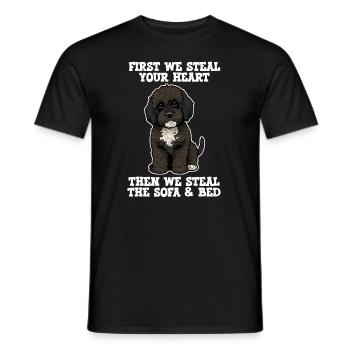 Portugiesischer Wasserhund zuerst stehlen wir dein Herz - Männer T-Shirt - Schwarz - Vorne - AI Model Male 178 light (178cm)