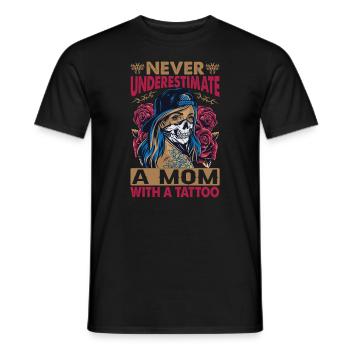 Never Underestimate A Mom With A Tattoo - Funny - - Männer T-Shirt - Schwarz - Vorne - AI Model Male 178 light (178cm)