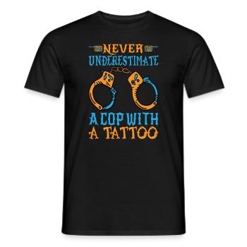 Never Underestimate A Cop With A Tattoo - Police - Männer T-Shirt - Schwarz - Vorne - AI Model Male 178 light (178cm)