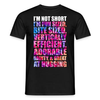 Ich bin nicht kurz im spaßigen Batik-Dye - Männer T-Shirt - Schwarz - Vorne - AI Model Male 178 light (178cm)