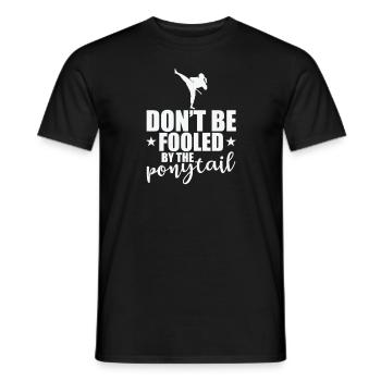Ne vous laissez pas berner par le taekwondo à queue de cheval - T-shirt homme - noir - Devant - AI Model Male 178 light (178cm)