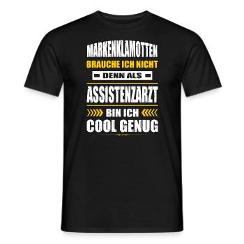 Markenklamotten Brauche Ich Nicht Assistenzarzt - Männer T-Shirt - Schwarz - Vorne - AI Model Male 178 light (178cm)