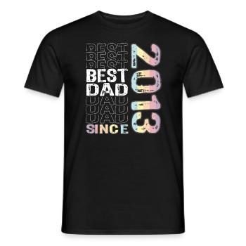 Bester Papa der Welt seit 2013 Vatertag - Männer T-Shirt - Schwarz - Vorne - AI Model Male 178 light (178cm)