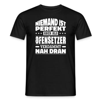 Niemand ist Perfekt Aber Als Ofensetzer Nah Dran - Männer T-Shirt - Schwarz - Vorne - AI Model Male 178 light (178cm)