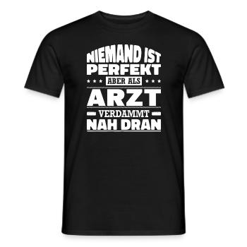 Niemand Ist Perfekt Arzt Prüfung Facharzt Sprüche - Männer T-Shirt - Schwarz - Vorne - AI Model Male 178 light (178cm)