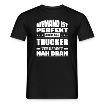 Niemand Ist Perfekt Aber Als Trucker Nah Dran - Männer T-Shirt - Schwarz - Vorne - AI Model Male 178 light (178cm)
